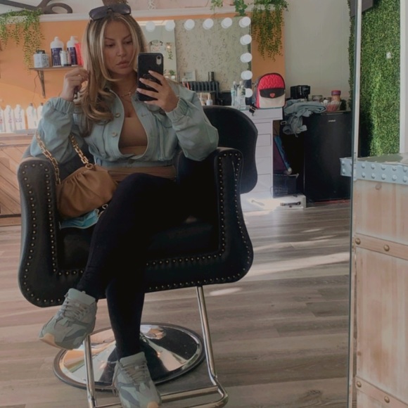 Meet your Posher, Christie - Picture 1 of 1